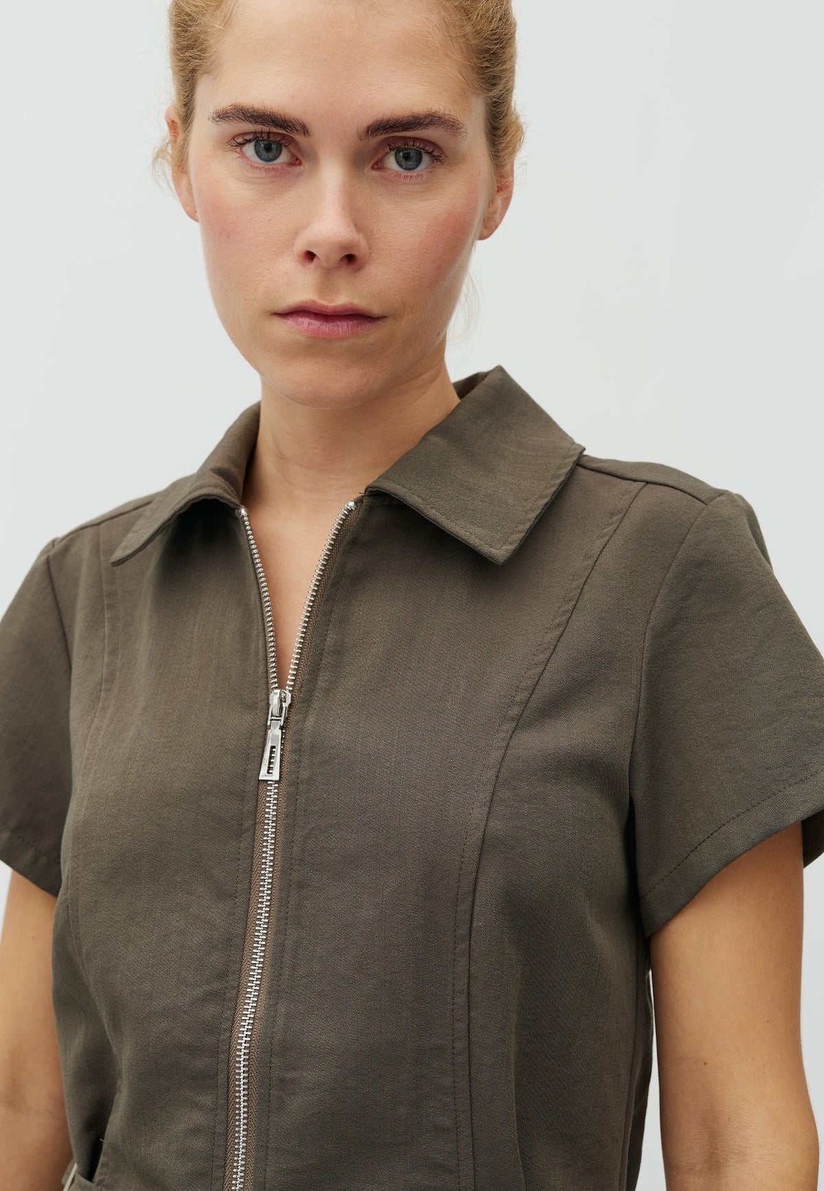 Aulira-M_Grey Green_Model_1