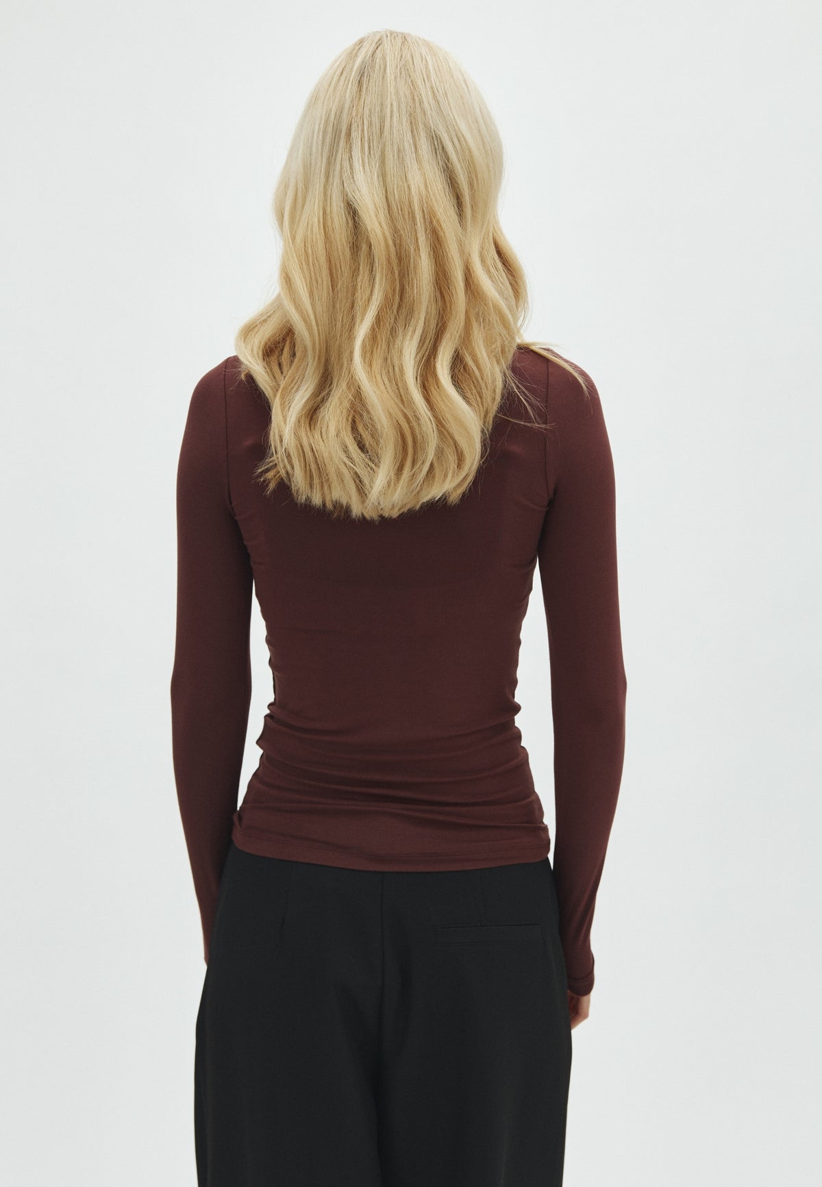 Ina_Maroon Noir_Model_2