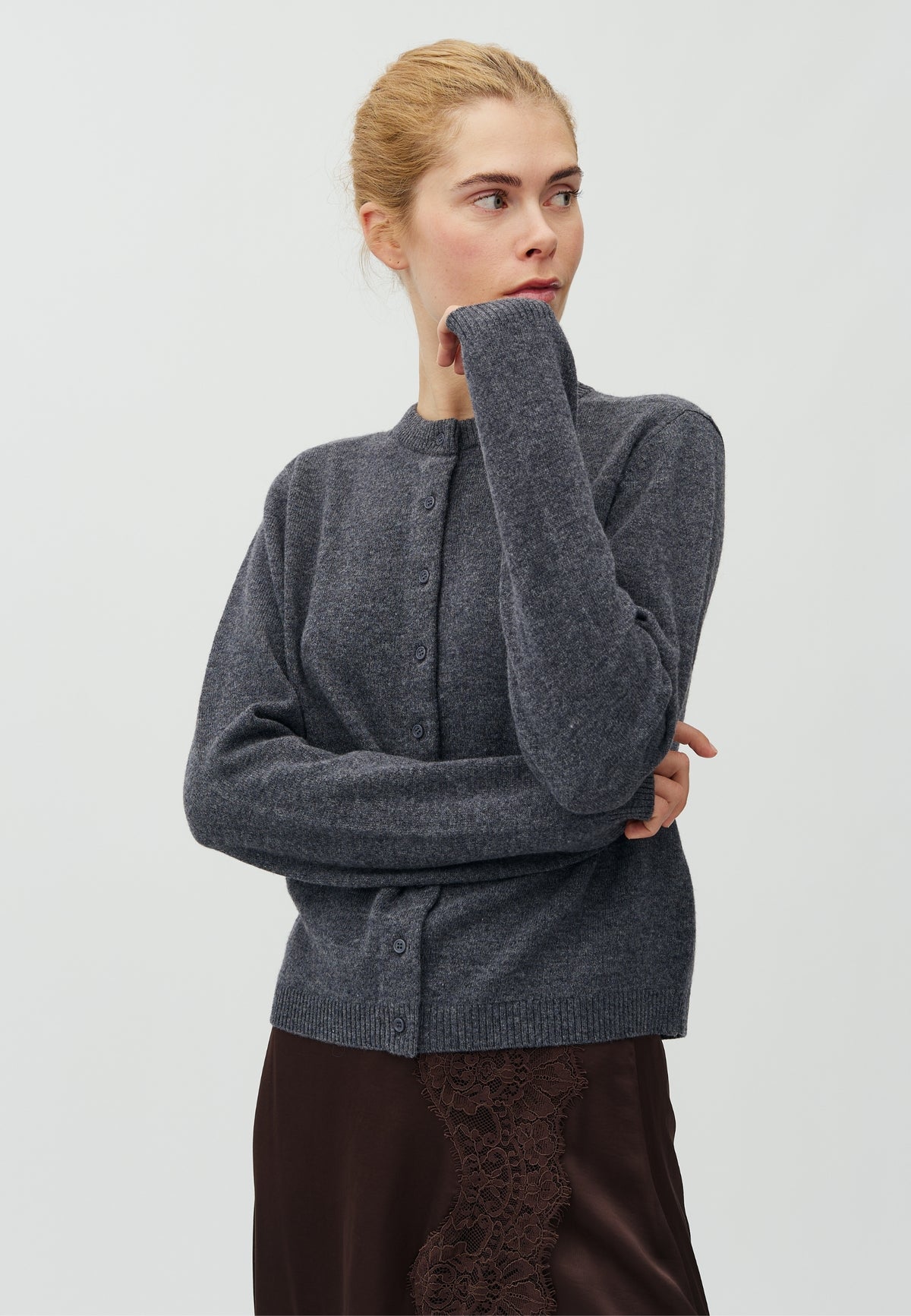 Averie-M_Dark Grey Melange_Model_0