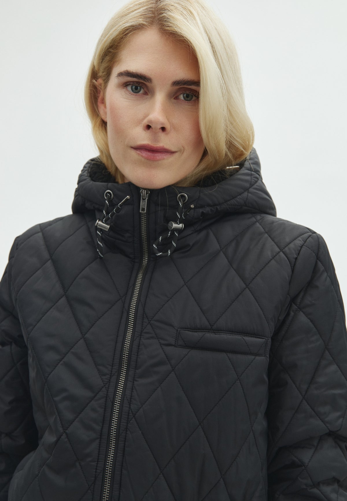 Isolde T-M_Black_Model_1
