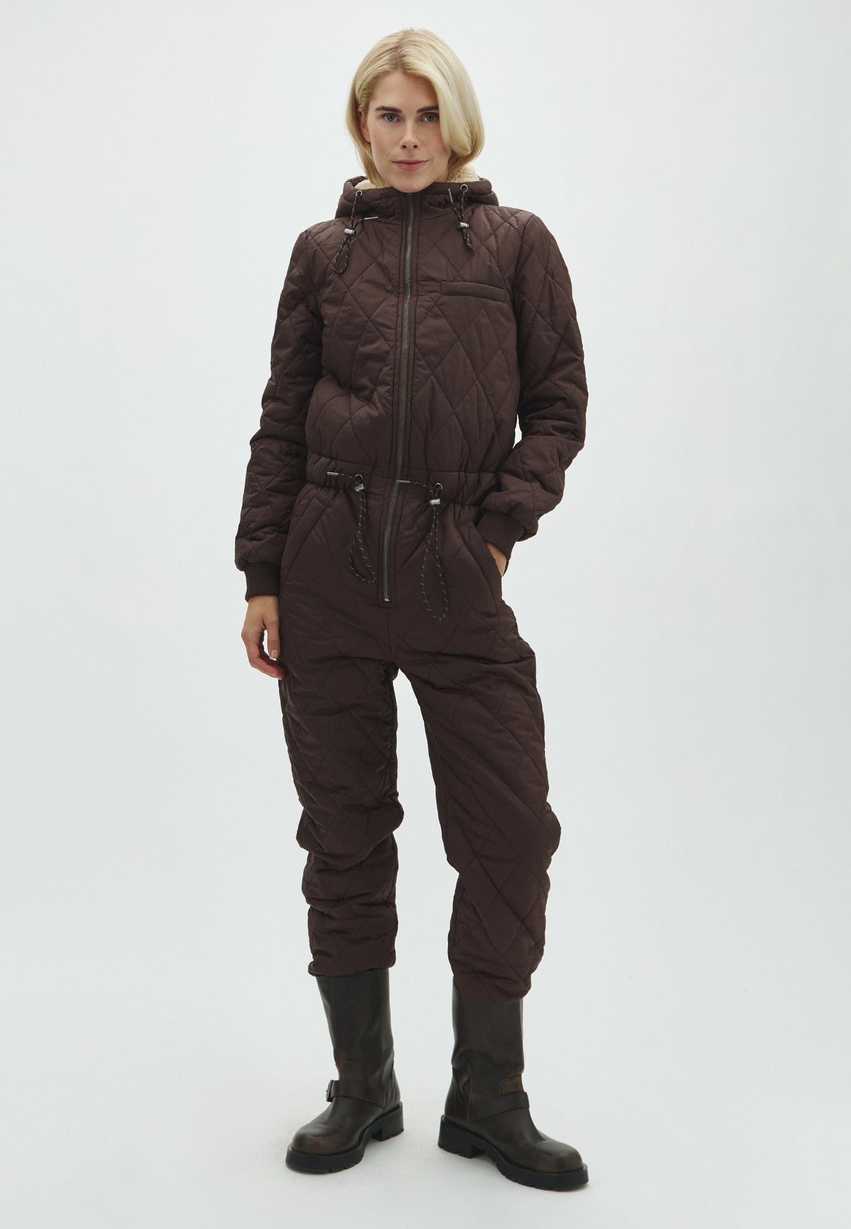 Isolde T-M_Dark Coffee_Model_0