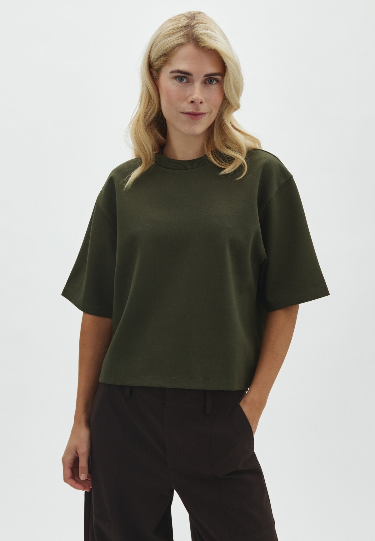 Emrys-M_Warm Olive_Model_0