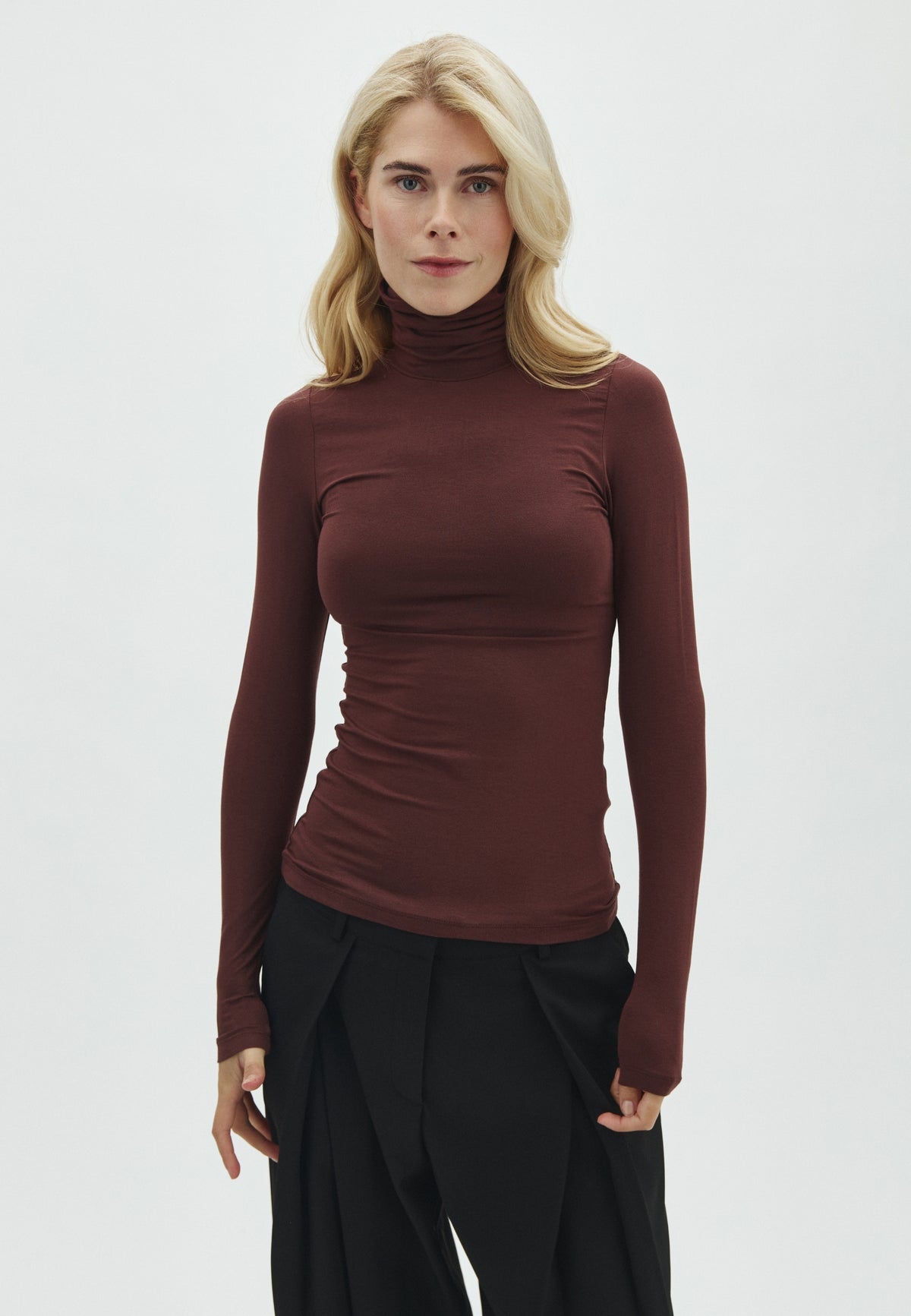 Ina_Maroon Noir_Model_0