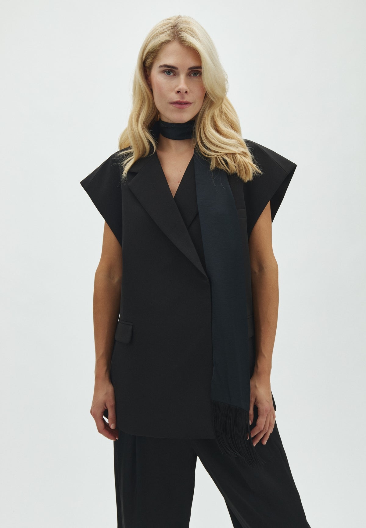 Marikka-M_Black_Model_0